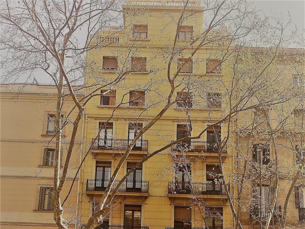 Stopbarcelona Universidad Apartments ภายนอก รูปภาพ