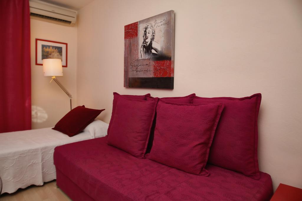 Stopbarcelona Universidad Apartments ภายนอก รูปภาพ