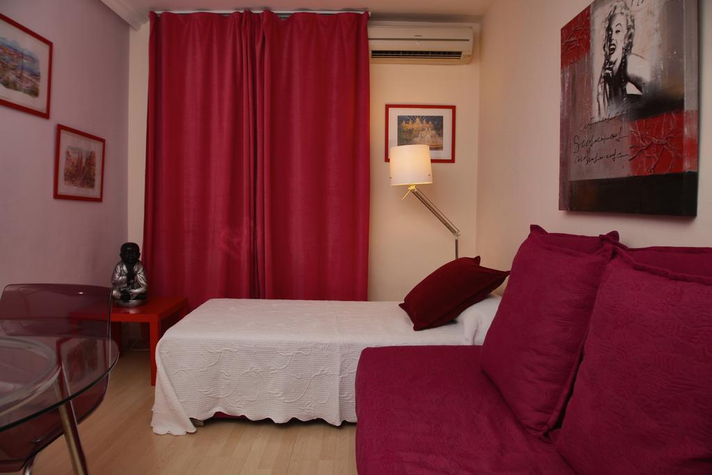 Stopbarcelona Universidad Apartments ภายนอก รูปภาพ