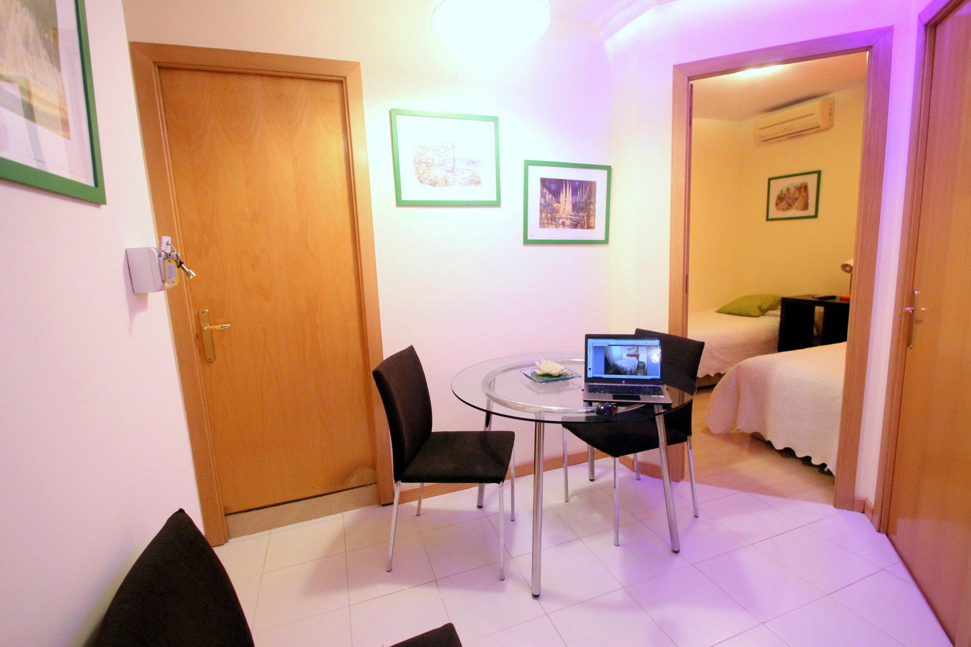 Stopbarcelona Universidad Apartments ภายนอก รูปภาพ