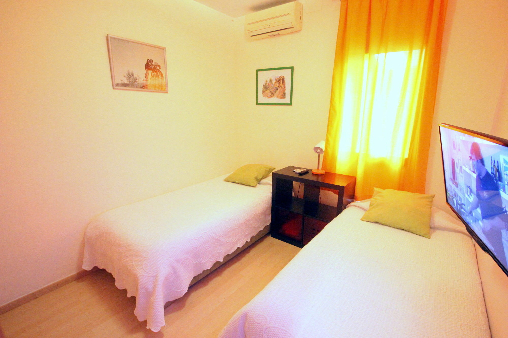 Stopbarcelona Universidad Apartments ภายนอก รูปภาพ