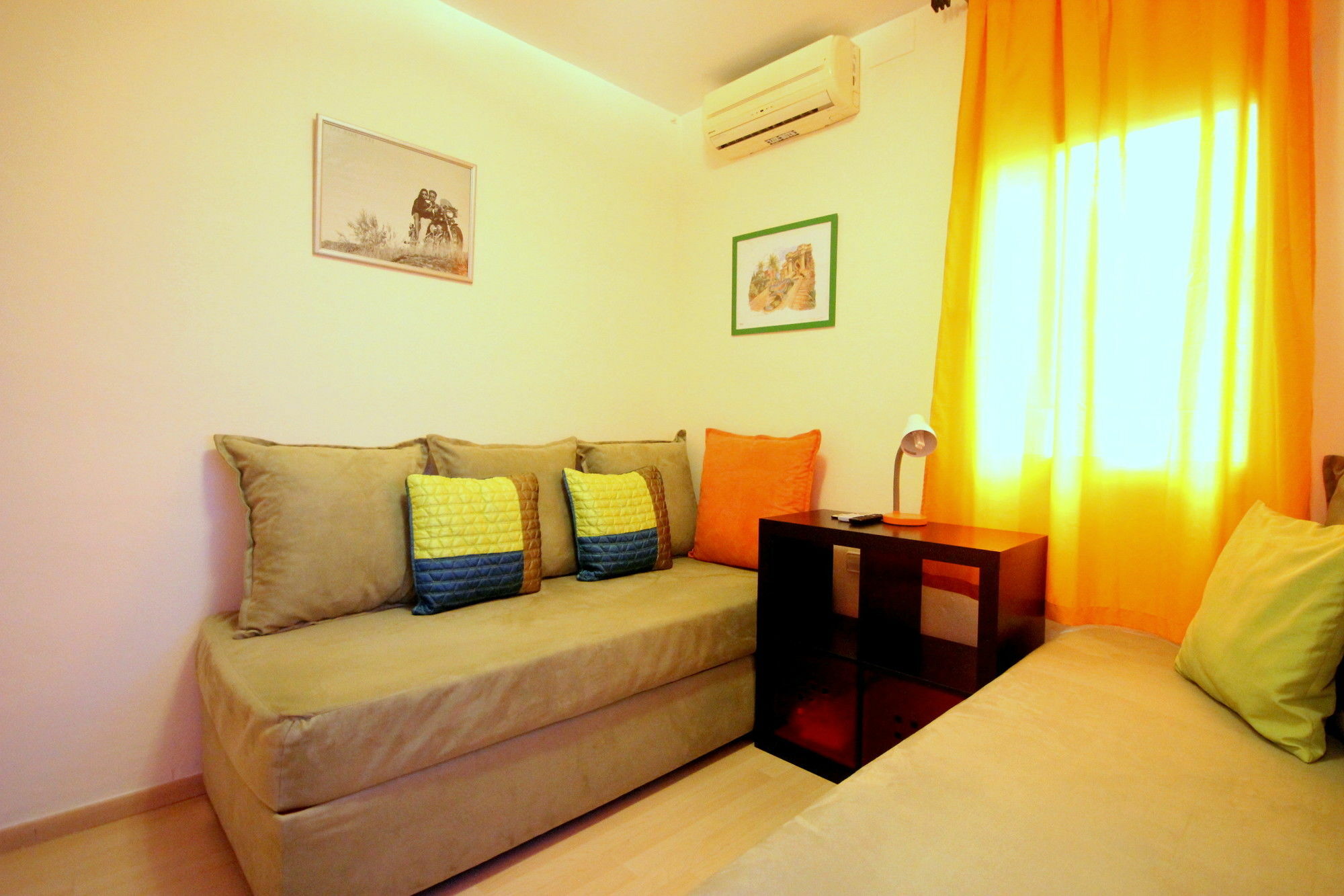 Stopbarcelona Universidad Apartments ภายนอก รูปภาพ